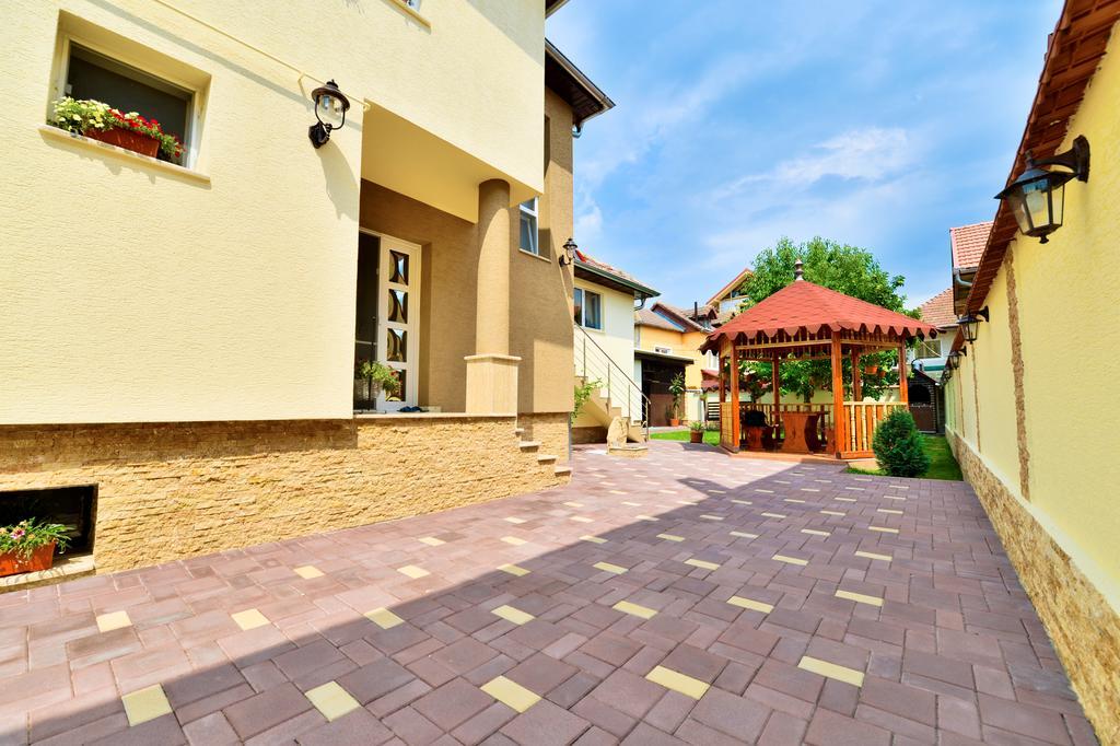 Casa Vio Hotell Haţeg Exteriör bild